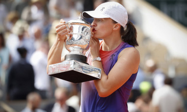 Iga Swiatek (POL) mit Pokal, Trophäe, Siegerehrung, Praesentation Tennis - French Open 2024 - Roland Garros - Paris - -