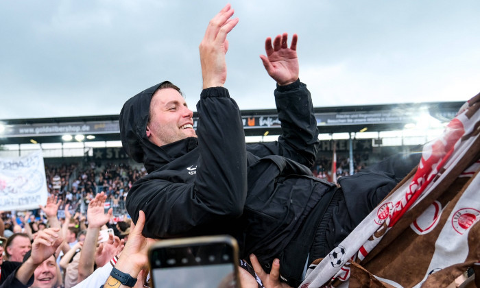 Fabian Hürzeler (FC St. Pauli, Trainer) wird von den Fans gefeiert, GER, SV Wehen Wiesbaden vs. FC St. Pauli, Fussball,