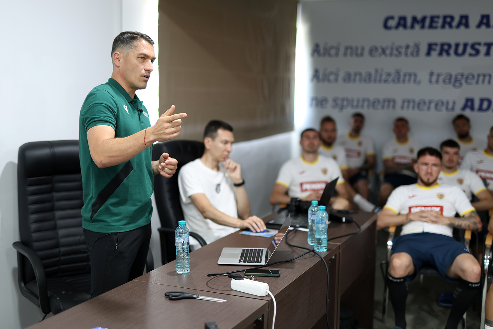 Istvan Kovacs, lecție de arbitraj cu jucătorii naționalei. Avertisment înaintea EURO 2024: schimbare radicală