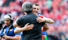 UEFA EURO 2024: Ungarn - Schweiz; 14.06.2024 Granit Xhaka (Schweiz, 10) und Murat Yakin (Cheftrainer, Schweiz) umarmen s
