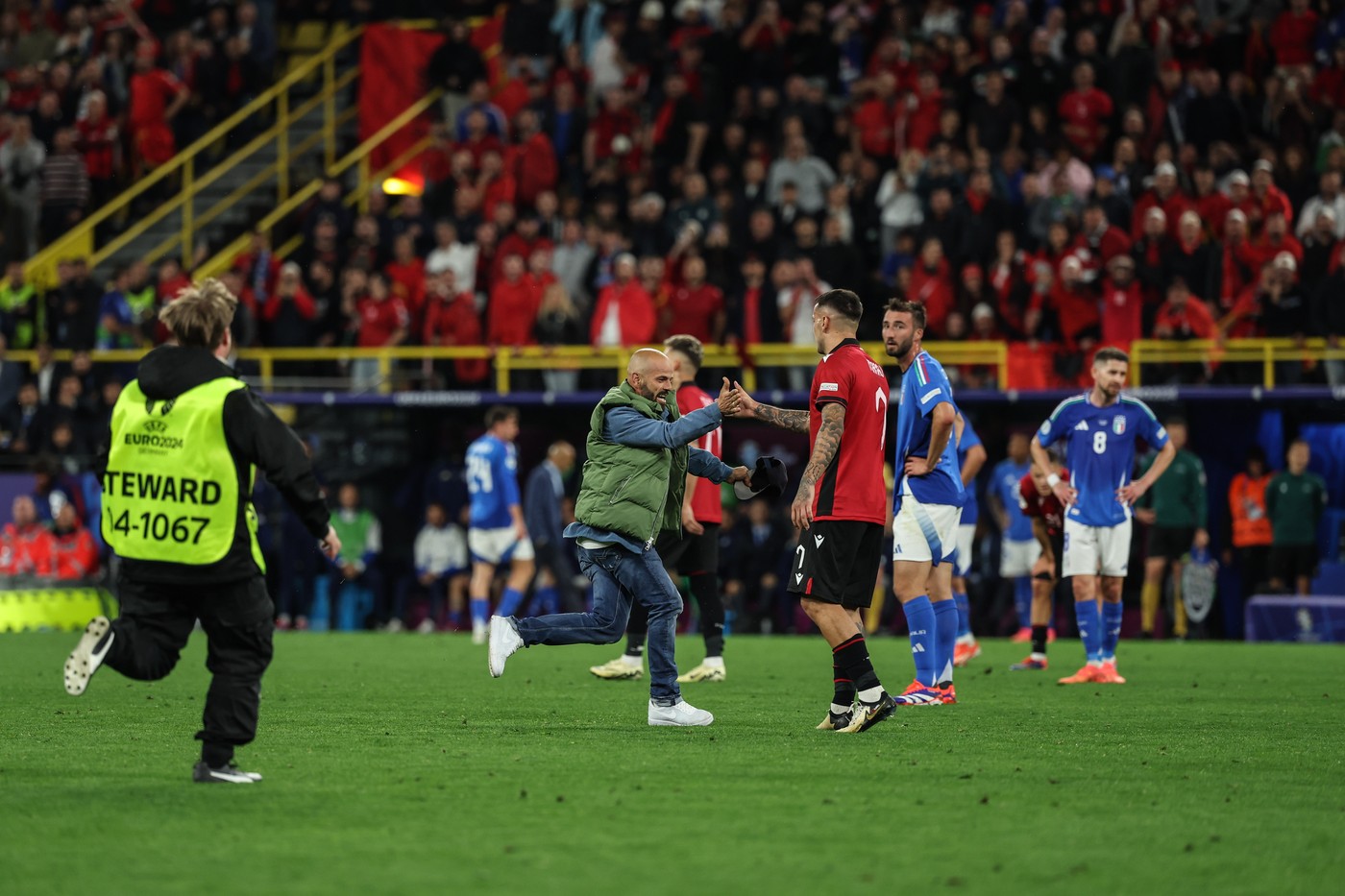 Ce nu s-a văzut la TV! Meciul Italia - Albania a fost întrerupt în prelungiri, iar momentul a devenit viral
