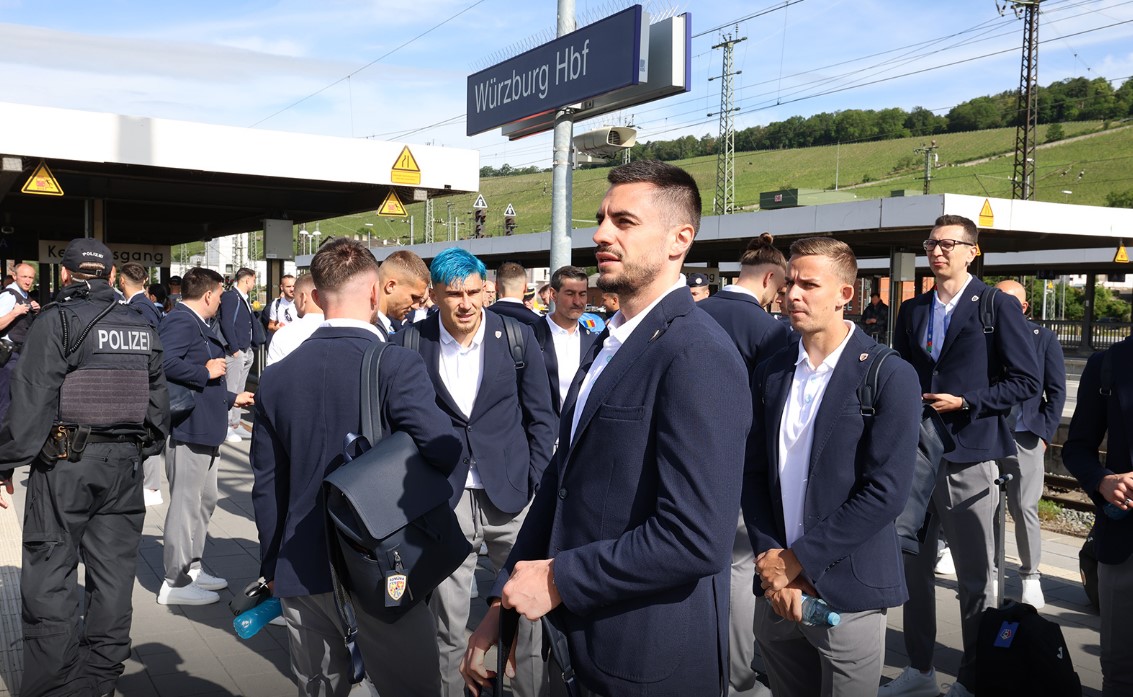 Naționala României a plecat spre Munchen cu trenul! Ipostaze inedite cu ”Tricolorii” lui Edi Iordănescu