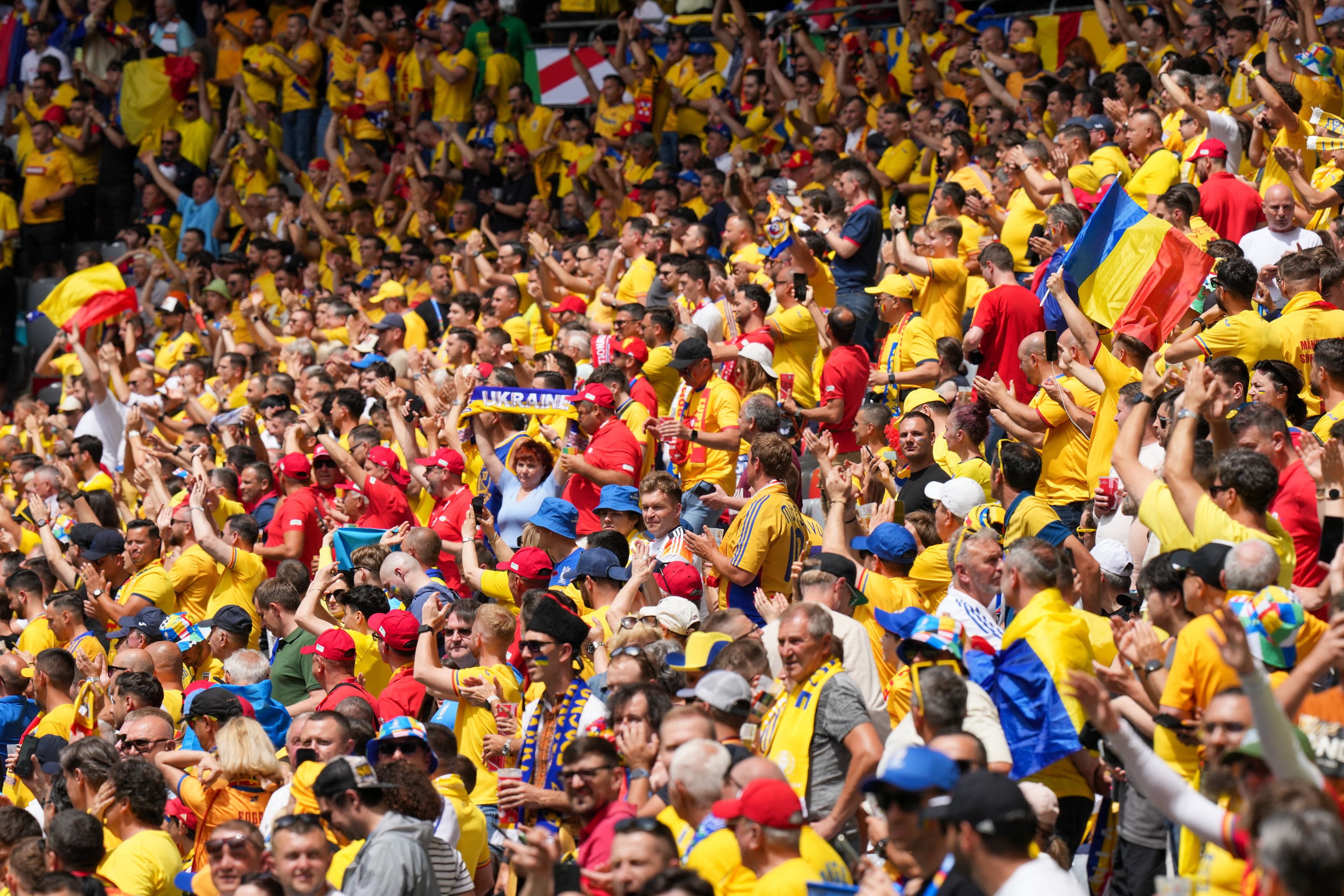 Fanii României au luat cu asalt ”Allianz Arena” la meciul România - Ucraina