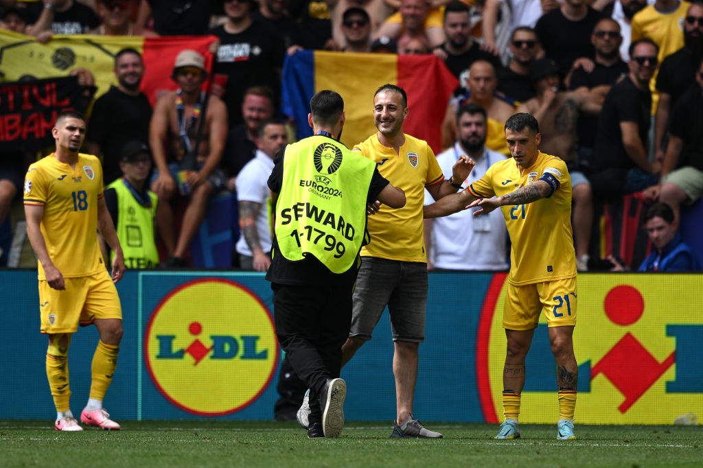 Un fan român nu a mai rezistat! A întrerupt pentru câteva secunde meciul ”Tricolorilor” cu Ucraina