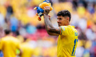 UEFA EURO 2024: Rumänien - Ukraine; 17.06.2024 Florinel Coman (Rumänien, 17) mit EM Maskottchen Albärt jubelt Richtung F