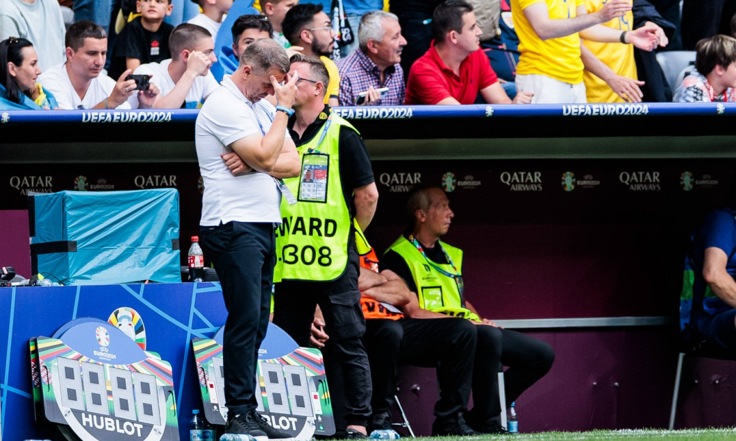 UEFA EURO 2024: Rumänien - Ukraine; 17.06.2024 Serhiy Rebrov (Cheftrainer, Trainer Ukraine) frustriert, Hand vor Gesicht