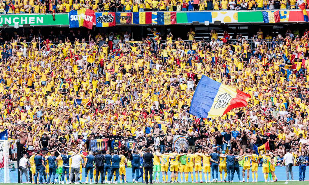 UEFA EURO 2024: Rumänien - Ukraine; 17.06.2024 Die Rumänen feiern den Sieg mit ihren Fans UEFA EURO 2024: Rumänien - Ukr