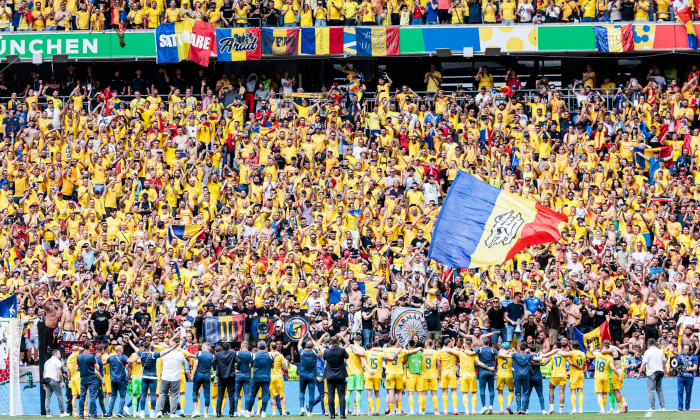 UEFA EURO 2024: Rumänien - Ukraine; 17.06.2024 Die Rumänen feiern den Sieg mit ihren Fans UEFA EURO 2024: Rumänien - Ukr