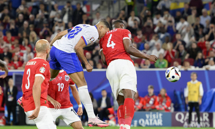 Kylian MBAPPE (FRA) im Zweikampf gegen Kevin DANSO r. (AUT), dabei bricht er sich die Nase, Nasenbeinbruch, Verletzung,