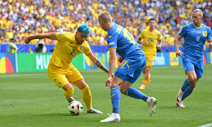 Andrei Ratiu (ROM), Aktion,Zweikampf gegen Oleksandr ZINCHENKO (UKR),re. Mykhailo MUDRYK (UKR), Gruppenphase Gruppe C Ru