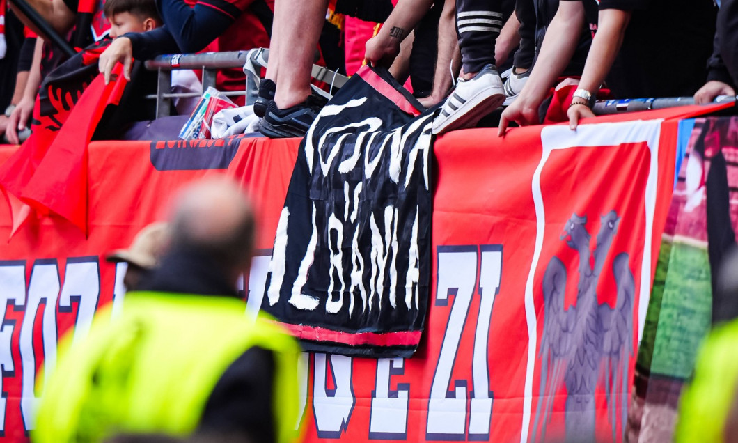 Fans von Albanien mit Fahne Kosovo is Albania GER, Kroatien vs. Albanien, Fussball Europameisterschaft, UEFA EURO, EM, E