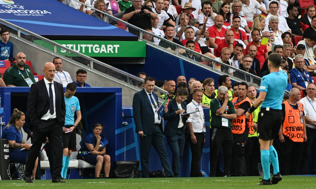 Referee Danny Makkelie (NED) zeigt Coach Marco Rossi (Ungarn) die Gelbe-Karte - Fussball, Herren, Saison 2023/24, Euro 2