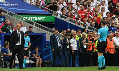 Referee Danny Makkelie (NED) zeigt Coach Marco Rossi (Ungarn) die Gelbe-Karte - Fussball, Herren, Saison 2023/24, Euro 2