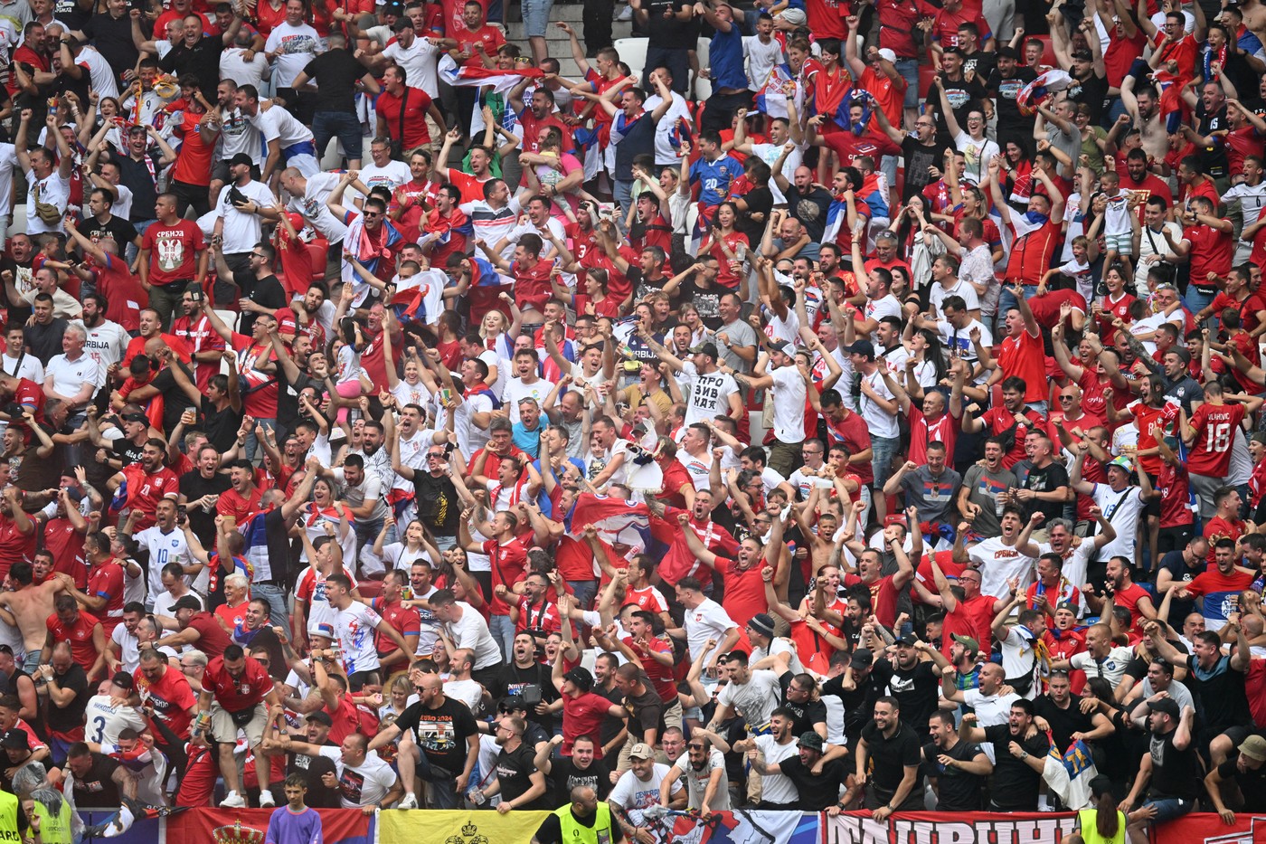 Tensiunea continuă! Ce au făcut suporterii Serbiei, după ce naționala a amenințat că se retrage de la EURO 2024