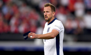 Fussball Euro 2024 Gruppe C 20.06.2024 Daenemark - England Auswechslung von Harry Kane (England) gibt hier sein Kapitaen