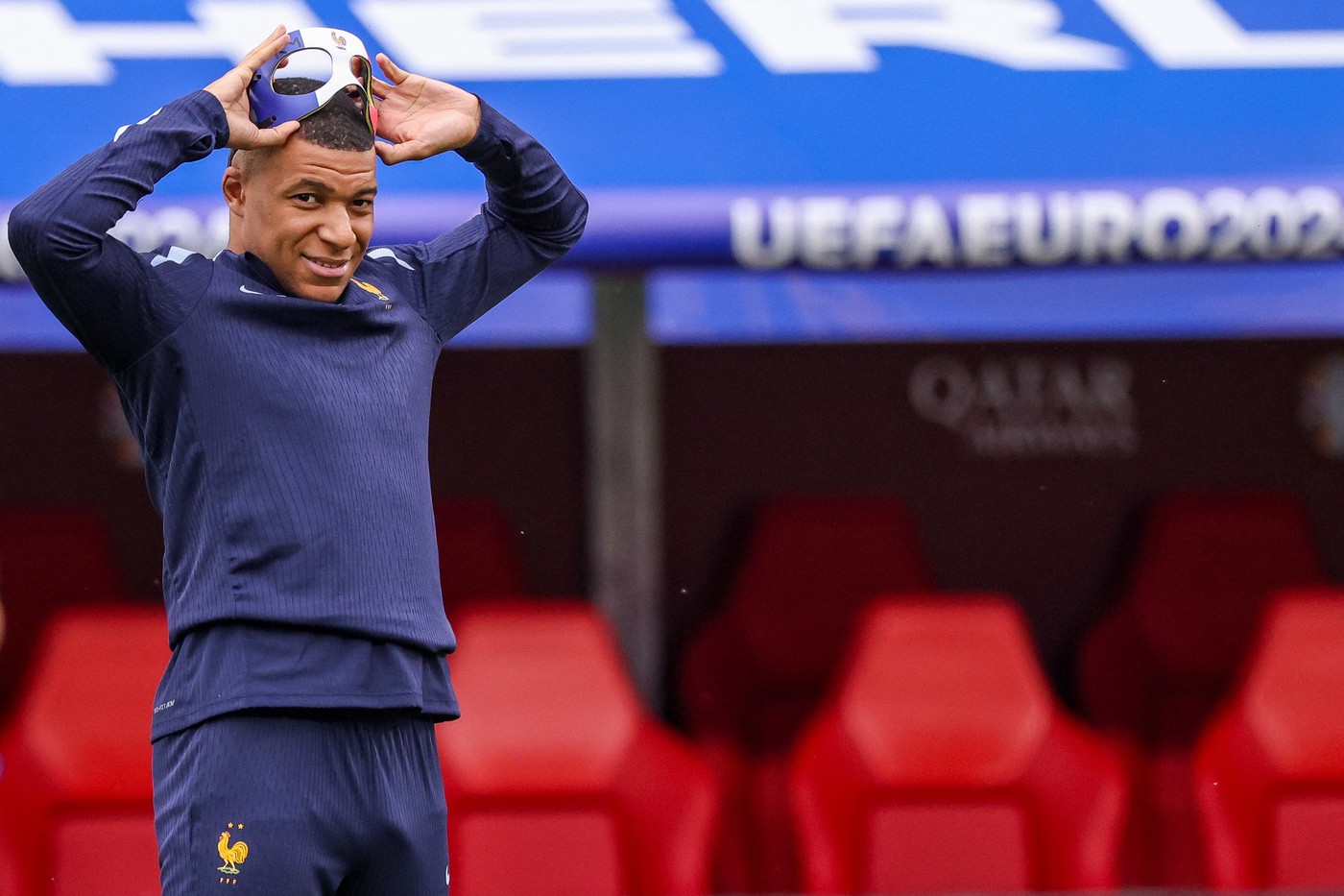 Kylian Mbappe le-a arătat tuturor masca, însă nu are voie să o folosească în timpul meciului! Motivul