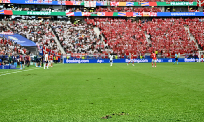 20.06.2024, xscotx, Fussball EM 2024, Dänemark - England, emspor, v.l. Kaputter Rasen in der Frankfurt Arena / Deutsche