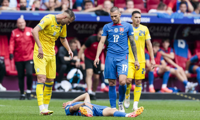 UEFA EURO, EM, Europameisterschaft,Fussball 2024: Slowakei - Ukraine; 21.06.2024 David Hancko (Slowakei, 16) mit Schmerz