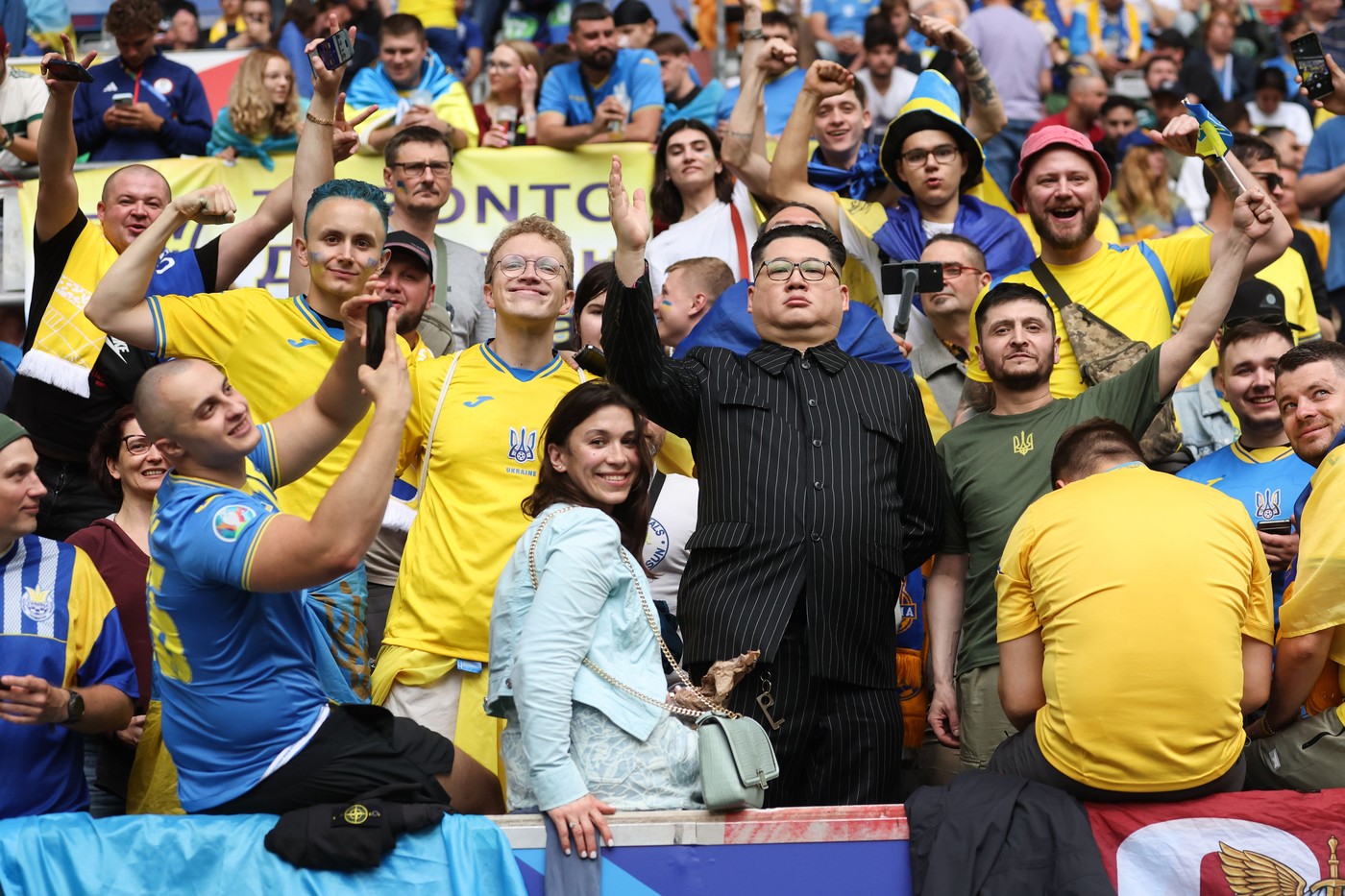 ”Kim Jong-un”, alături de ”Zelenski” la meciul Slovacia - Ucraina de la EURO 2024! ”L-a trădat pe Putin” + Banner interzis