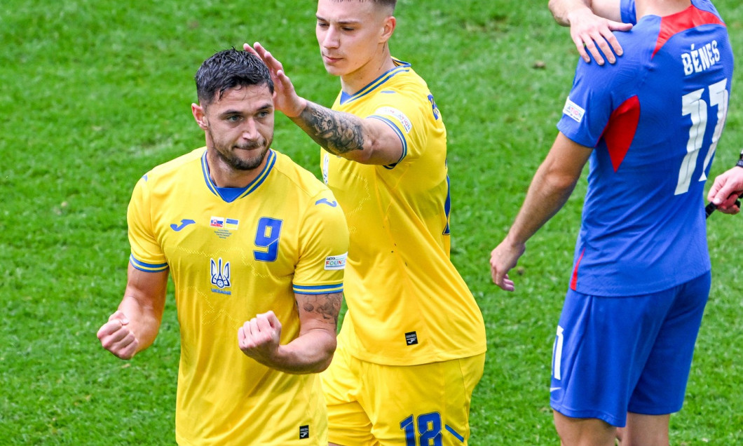 240621 EURO2024 SLOVAKIA VS UKRAINE Roman Yaremchuk (9) of Ukraine scores 1-2 and Ukraine celebrate during a soccer game