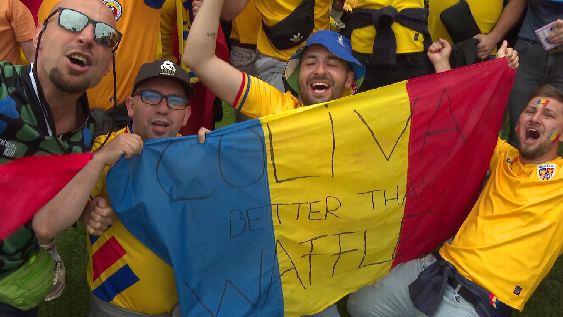 Frenezie la porțile stadionului din Koln, înainte de România - Belgia + Mesaj genial scris pe un drapel tricolor