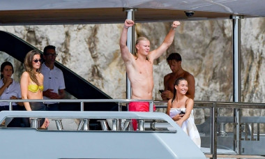 *PREMIUM-EXCLUSIVE* Erling Haaland soaks up the sun on a yacht while vacationing with his girlfriend and friends in Capri