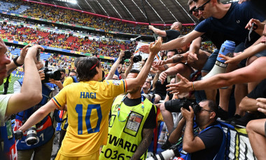 Ianis Hagi saluta galeria dupa meciul dintre Romania si Ucraina, din cadrul UEFA EURO, EM, Europameisterschaft,Fussball