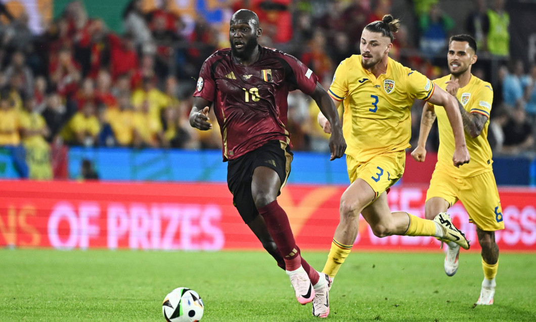 240622 EURO2024 BELGIUM VS ROMANIA Romelu Lukaku (10) of Belgium battles for the ball with Radu Dragusin (3) of Romania