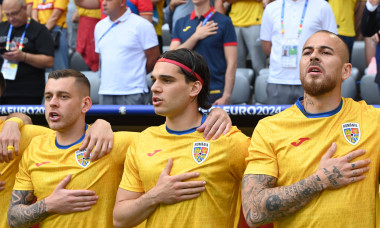 Fotbalistii romani Alexandru CicĂ˘ldÄ�u, Ianis Hagi si Denis Alibec la startul meciului dintre Romania si Ucraina, din c