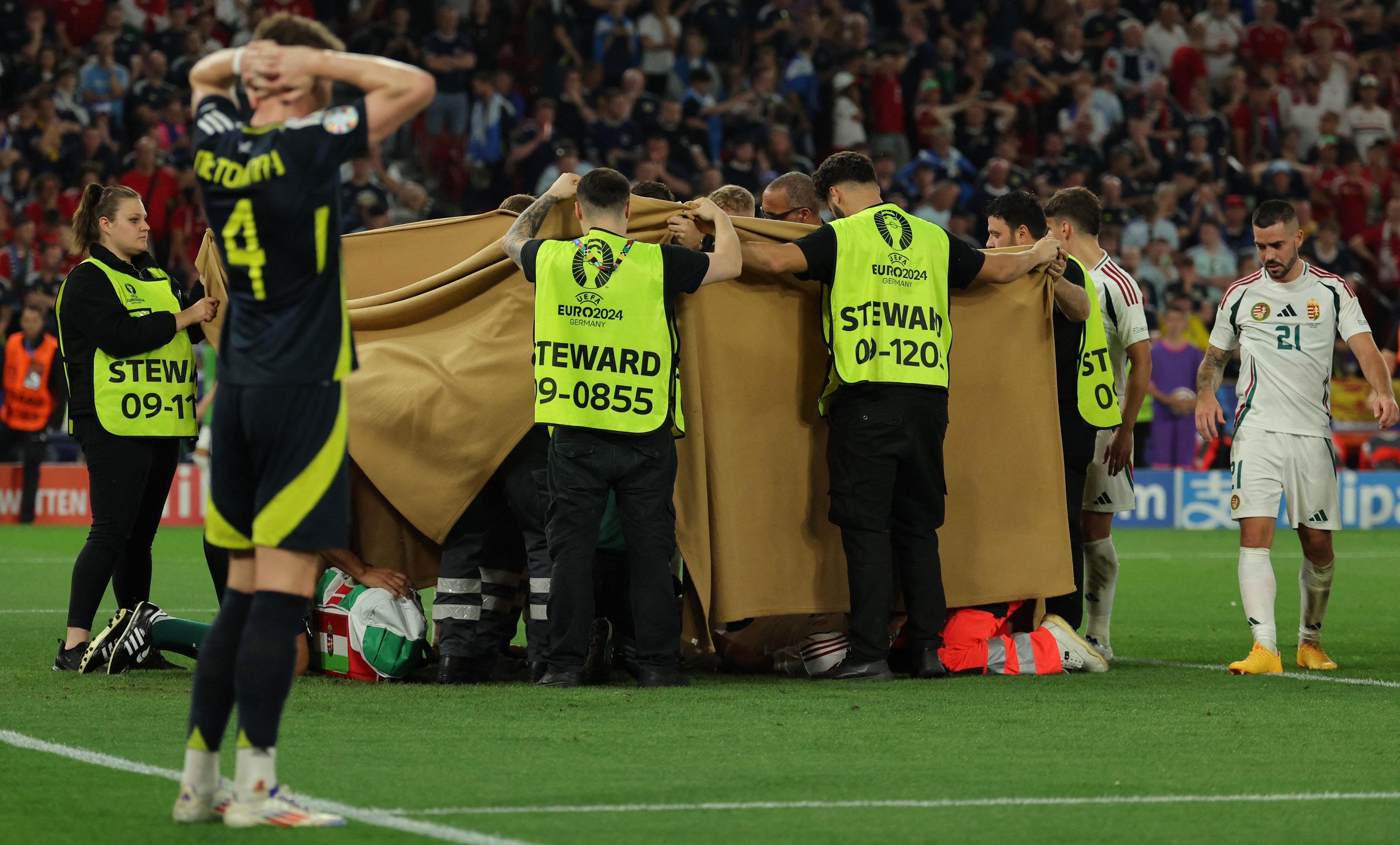 Scene dramatice la EURO! Un stadion întreg a amuțit, după ce un jucător maghiar s-a prăbușit inconștient pe teren
