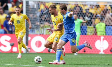 im Zweikampf, Aktion, mit Denis Dragus 19 (Romaenien), Ilya Zabarnyi 13 (Ukarine), Rumaenien vs. Ukraine Fussball, UEFA