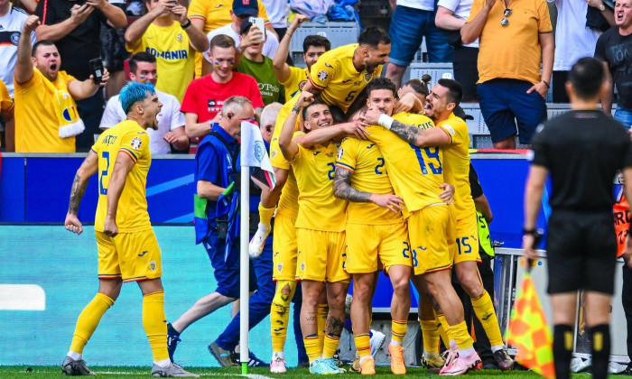 bejubeln das dritte Tor ihrer Mannschaft waehrend des Spiels der UEFA EURO 2024 - Gruppe E zwischen Rumnien und Ukraine, Fussball Arena Mnchen am 17. June 2024 in Mnchen, Deutschland. Foto von Silas Schueller/DeFodi Images celebrate the third goal by thei