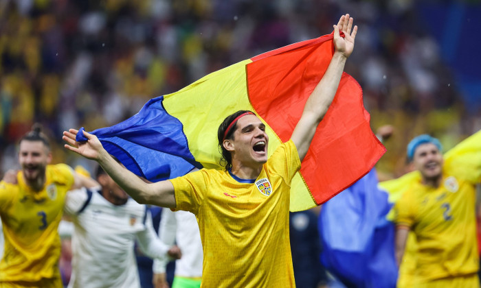 Endstand 1:1 Die rumaenische Mannschaft und die Fans feiern ab. Ianis Hagi (Rumaenien, 10) mit Flagge im Jubel GER, Slov