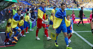 Taras Stepanenko 6 (Ukarine), Andriy Lunin 23 (Ukarine), Rumaenien vs. Ukraine Fussball, UEFA EURO, EM, Europameistersch