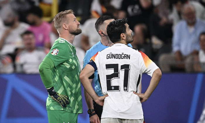 Fussball Euro 2024 Achtelfinale 29.06.2024 Deutschland - Daenemark Schiedsrichter Michael Oliver (Enland) holte die beid