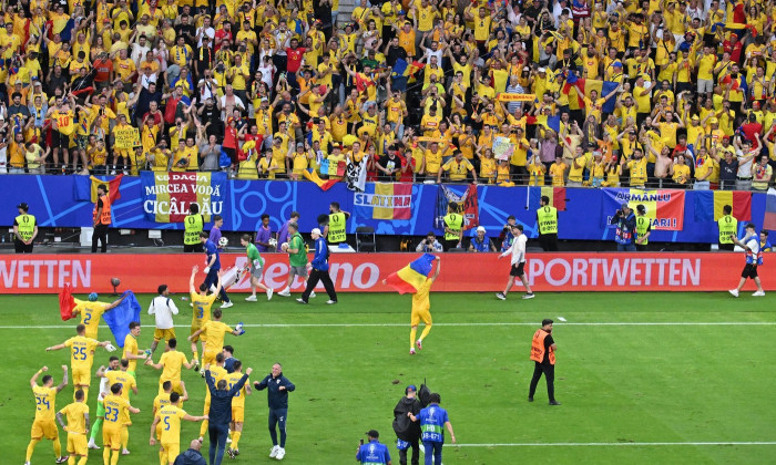 26 June 2024, Hesse, Frankfurt/M.: Soccer, UEFA Euro 2024, European Championship, Slovakia - Romania, preliminary round, Group E, match day 3, Frankfurt Arena, Romania's team celebrates their progress with the fans after the 1:1 draw. Photo: Torsten Silz/