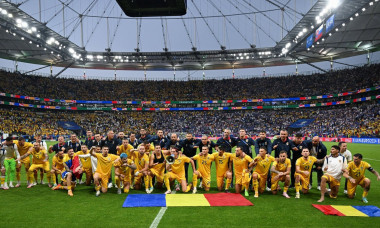 26 June 2024, Hesse, Frankfurt/M.: Soccer, UEFA Euro 2024, European Championship, Slovakia - Romania, Preliminary round, Group E, Matchday 3, Frankfurt Arena, Romania's players and team celebrate the 1:1 in front of the fans after the final whistle. Photo
