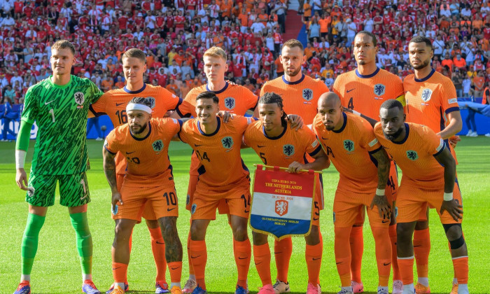 Berlin, Deutschland. 25th June, 2024. GER, Berlin, soccer, Austria vs. Netherlands, group D, group phase, UEFA EURO 2024, SP, Olympia - Stadium Berlin, The Dutch national team, last row.-f.l. Bart Verbruggen (NED), Joey Veerman (NED), Jerdy Schouten (NED)