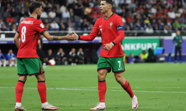 Cristiano Ronaldo (Portugal, Nr. 7) klatscht mit Bruno Fernandes (Portugal, Nr. 8) ab , Achtelfinale M41, POR-SVN, Fussb