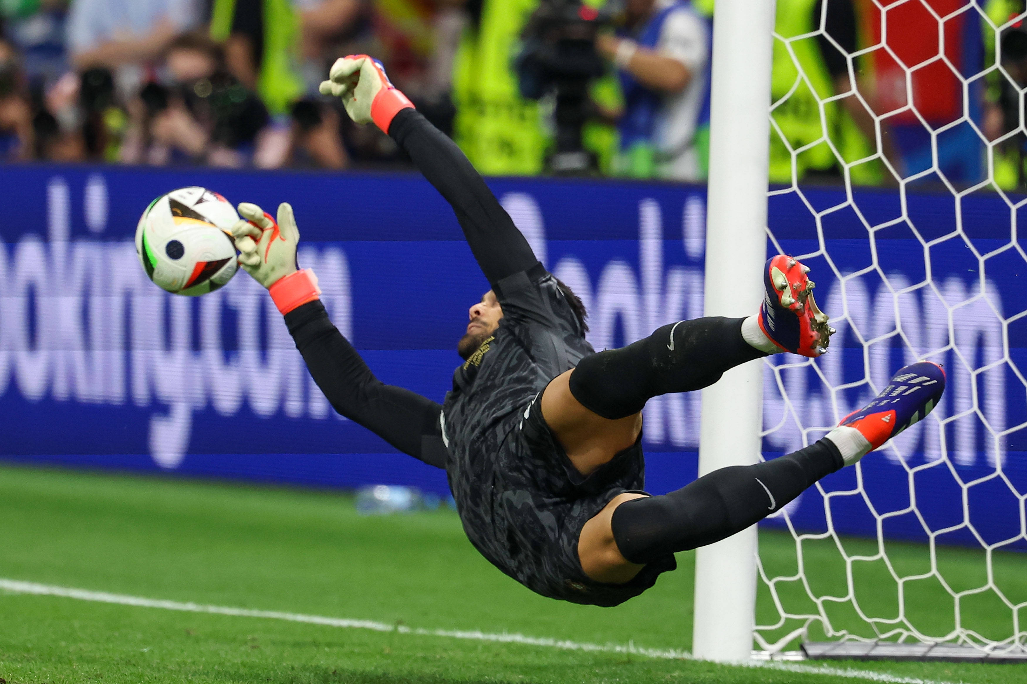 Reacția lui Diogo Costa după ce a calificat Portugalia în sferturile de finală de la EURO 2024