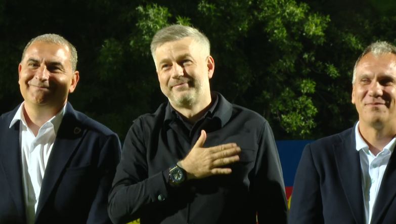 Târziu după miezul nopții, Edi Iordănescu le-a vorbit suporterilor la Mogoșoaia. ”Nu pleca! Nu pleca”!