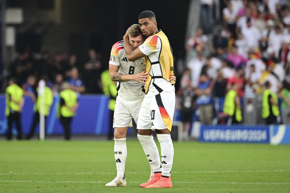 Toni Kroos 8 (Deutschland) und Benjamin Henrichs 20 (Deutschland) nach dem Spiel, Spanien vs. Deutschland, Fussball, UEF