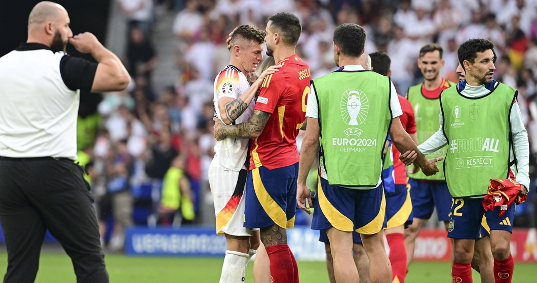 Respect! Jucătorii spanioli s-au aliniat pentru a-l felicita pe Kroos. Imaginile au făcut înconjurul lumii