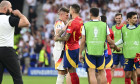 Joselu 9 (Spanien) troestet Toni Kroos 8 (Deutschland) nach dem Spiel , Spanien vs. Deutschland, Fussball, UEFA EURO, EM
