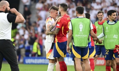 Joselu 9 (Spanien) troestet Toni Kroos 8 (Deutschland) nach dem Spiel , Spanien vs. Deutschland, Fussball, UEFA EURO, EM