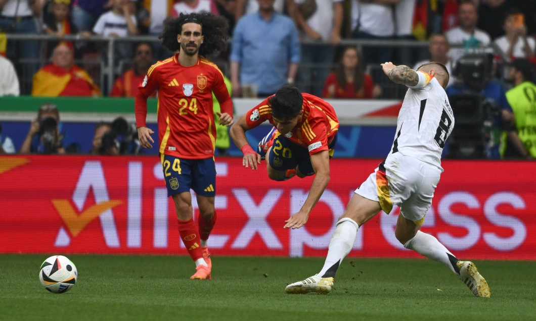 05.07.2024, xpsx, Fussball EM 2024 1/4 Finale, Deutschland - Spanien emspor, v.l. Marc Cucurella (Spanien, 24), Pedri (S