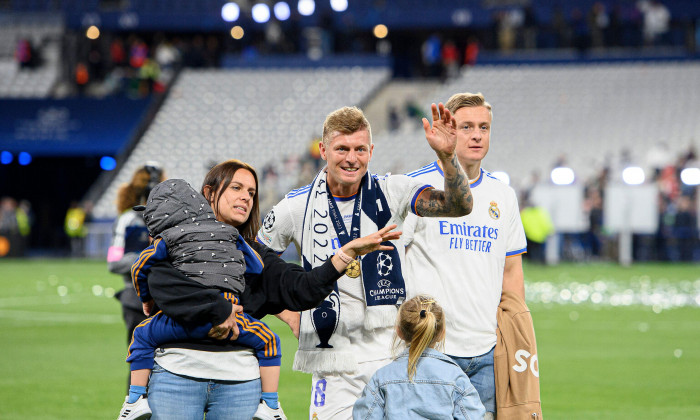 Toni KROOS (real) with family wife Jessica, baby, children, brother Felix KROOS r. Soccer Champions League Final 2022, Liverpool FC (LFC) - Real Madrid (Real) 0: 1, on May 28th, 2022 in Paris/France.