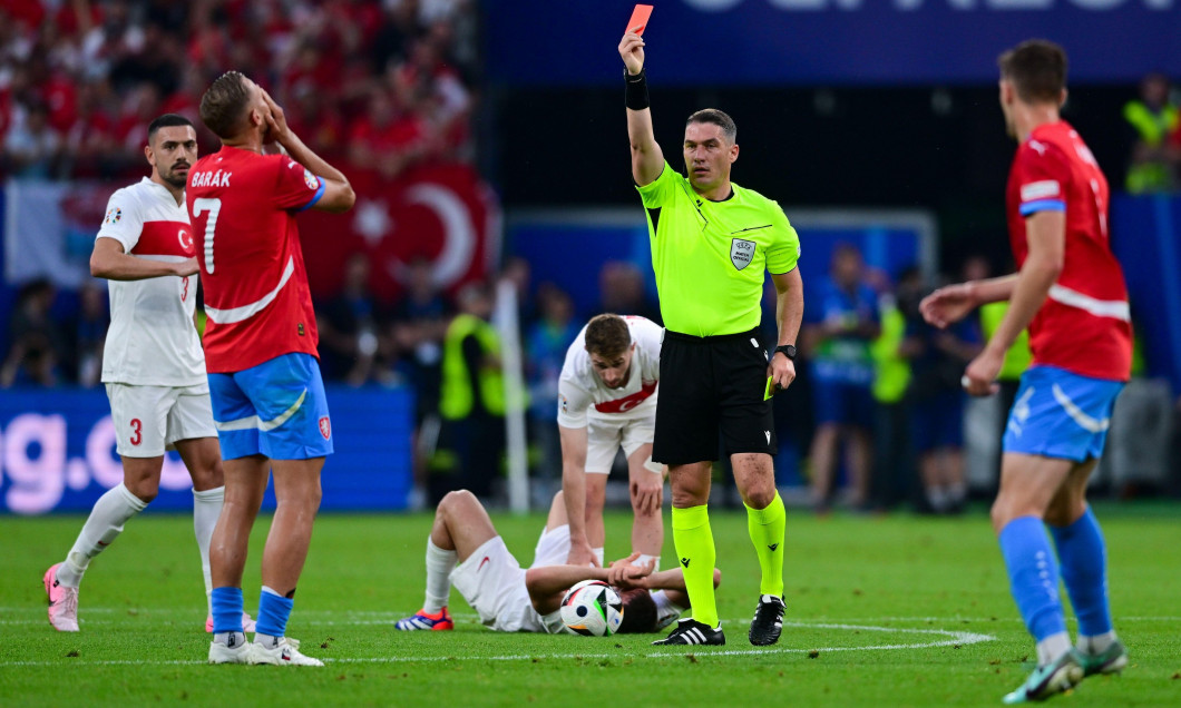 Hamburg, Germany. 26th June, 2024. Soccer, UEFA Euro 2024, European Championship, Czech Republic - Turkey, Preliminary round, Group F, Matchday 3, Volksparkstadion Hamburg, Referee Istvan Kovacs from Romania shows Czech Republic's Antonin Barak a yellow-r