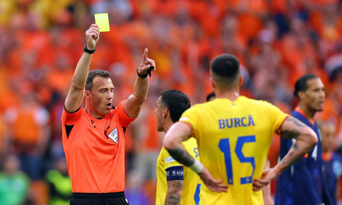 Munich, Germany. 02nd July, 2024. Soccer, UEFA Euro 2024, European Championship, Romania - Netherlands, Final round, Round of 16, Munich Football Arena, Referee Felix Zwayer from Germany shows Romania's Nicolae Stanciu a yellow card. Credit: Daniel Karman