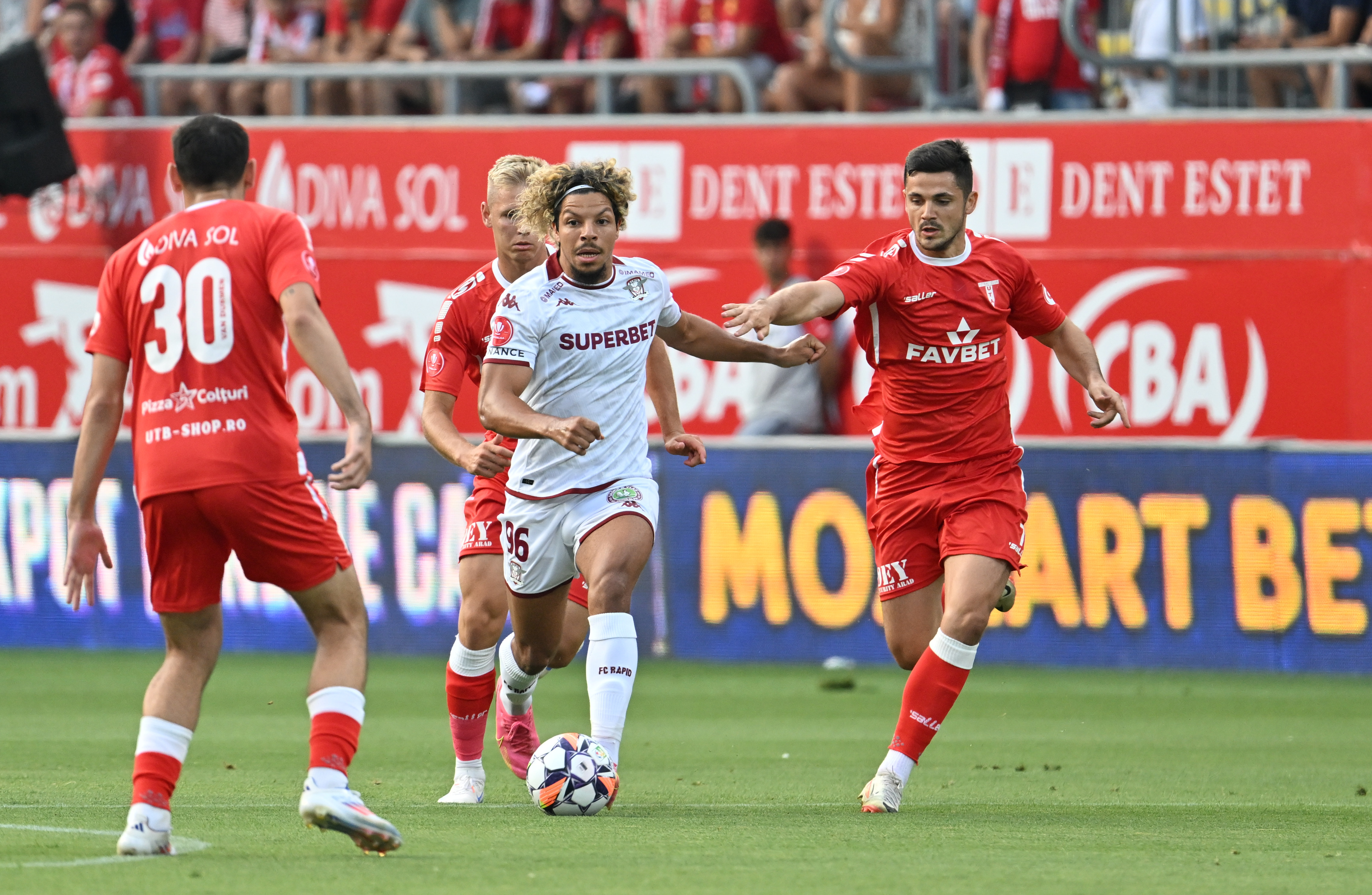 UTA Arad - Rapid 1-1. Giuleștenii au fost salvați de VAR în minutul 90. Neil Nennon, remiză la debutul în SuperLiga